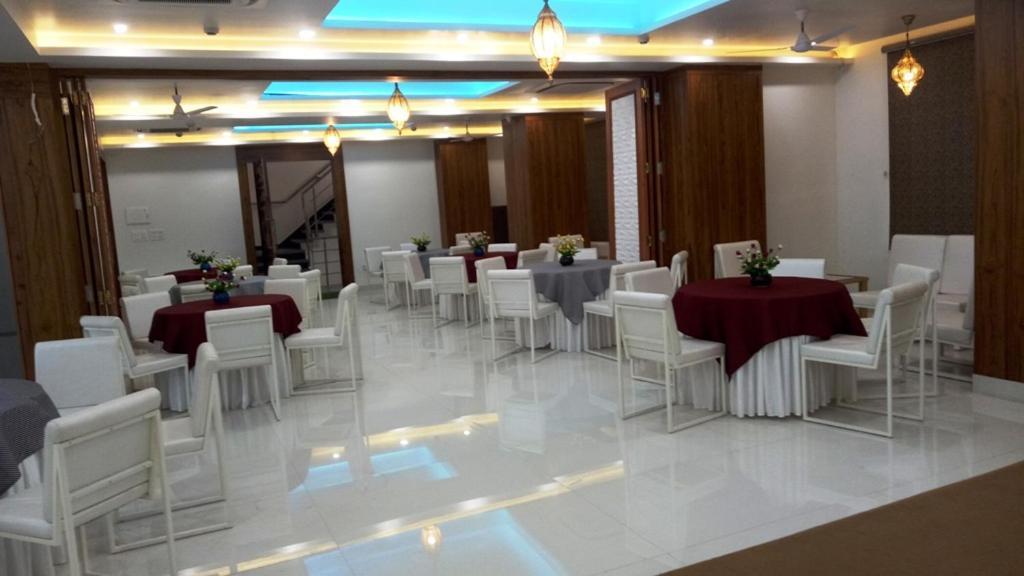 Alankrita Suites & Party Halls Мератх Экстерьер фото