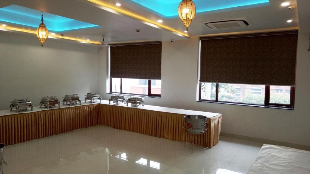 Alankrita Suites & Party Halls Мератх Экстерьер фото