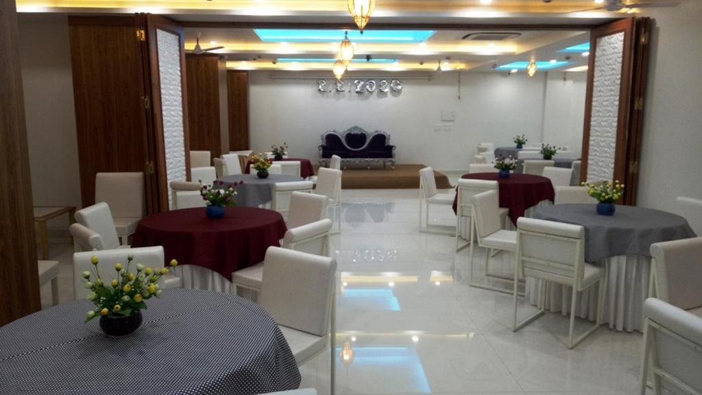 Alankrita Suites & Party Halls Мератх Экстерьер фото