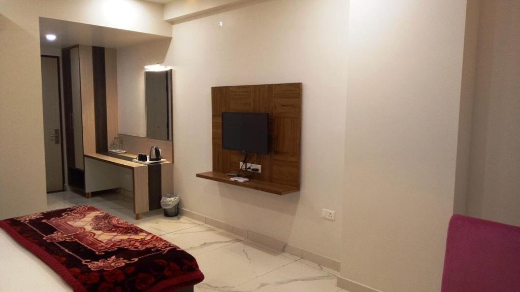 Alankrita Suites & Party Halls Мератх Экстерьер фото